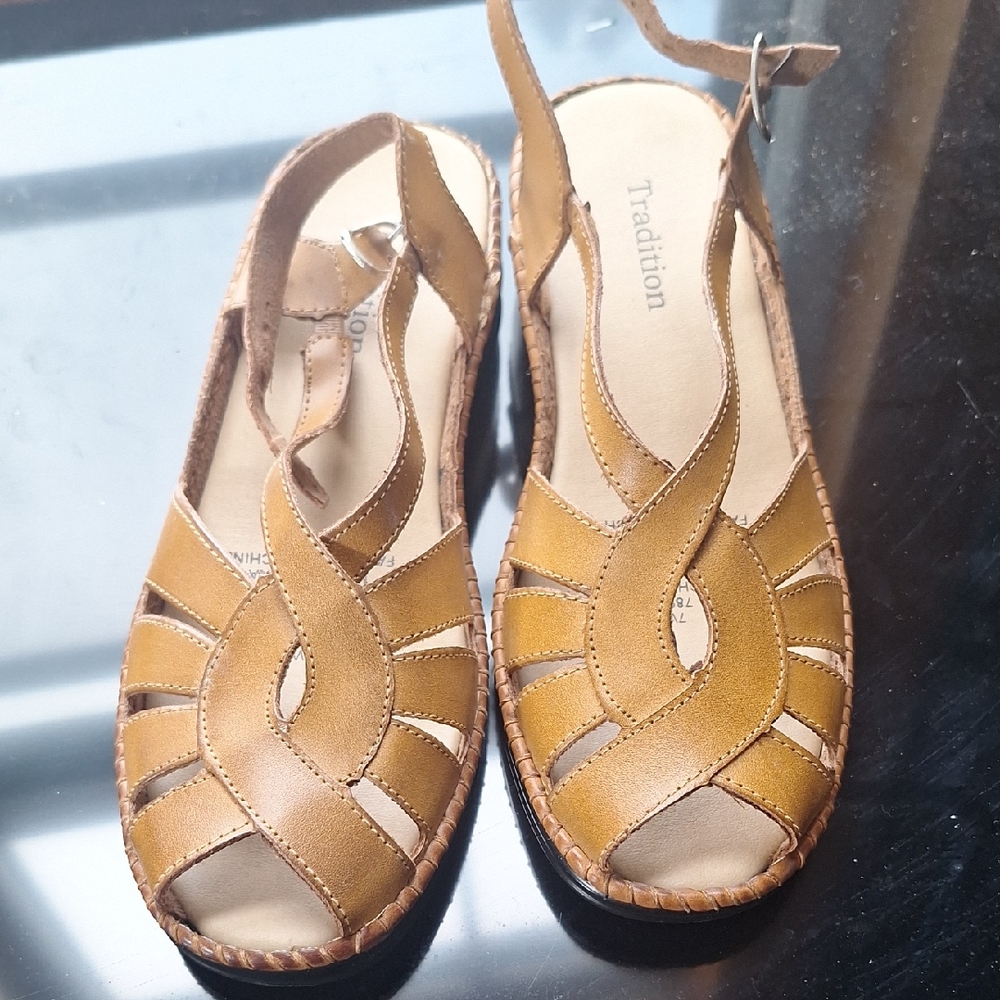 Vintage Women's Tan Sandals 7W From SEARS Like New